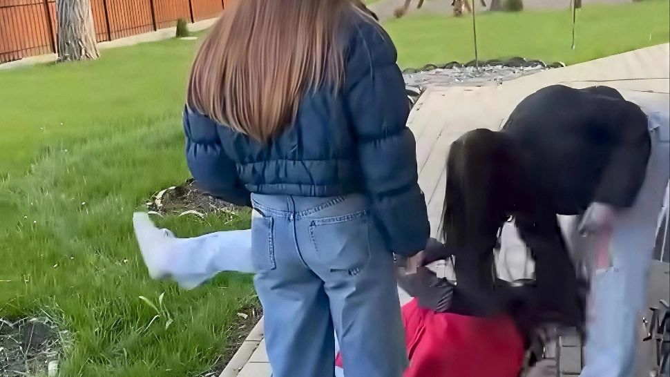 Scandal într-un parc din Suceava: o minoră de 16 ani a fost bătută de propria prietenă din cauza unui băiat