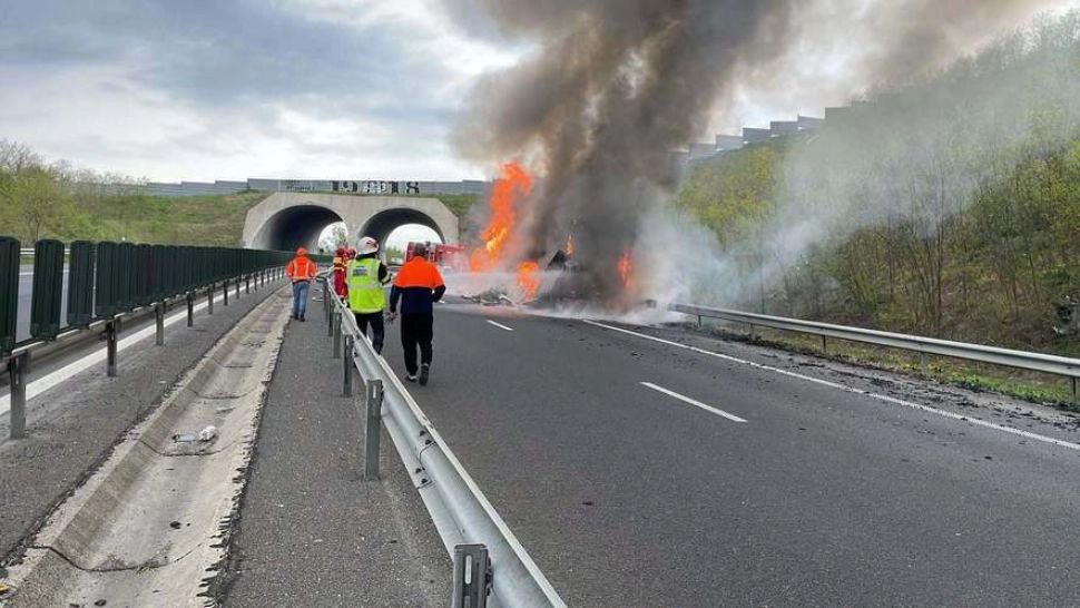 Incendiu pe autostrada A1, în Hunedoara: camion încărcat cu fructe, mistuit de flăcări