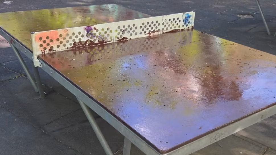 "Doreii" de la Primărie au vopsit mesele de ping pong dintr-un parc din Sectorul 1 cu vopsea pentru bănci - FOTO