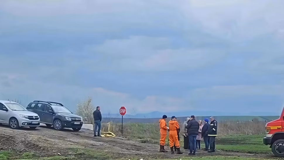 Alertă în Mărgineni, Neamț: emisii de gaze cu miros înțepător dintr-o cavernă. Intervenție de urgență a autorităților