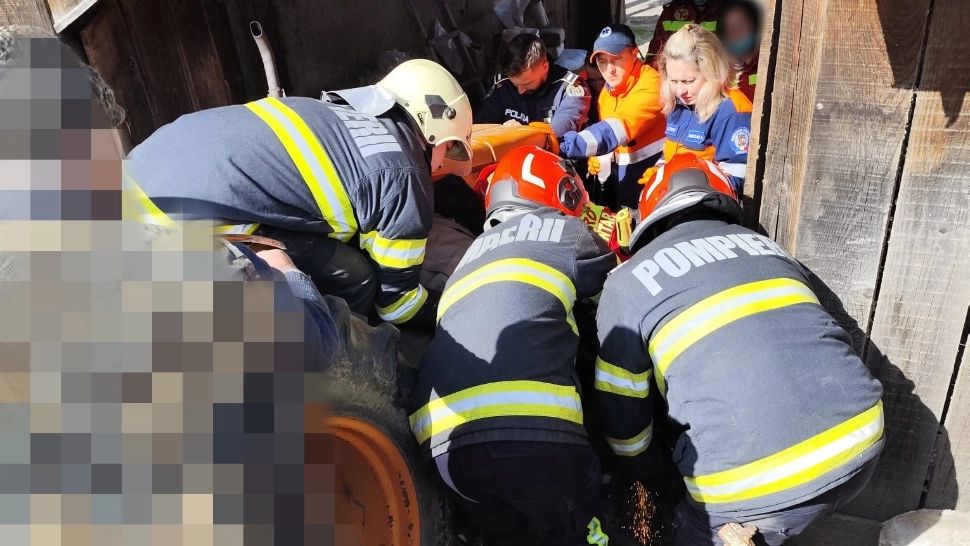 Bărbat de 71 de ani, prins sub un utilaj agricol, în județul Bacău: luptă contracronometru a pompierilor pentru salvarea sa
