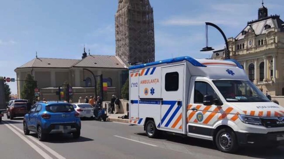 Cinci vehicule implicate într-un accident pe podul central din Oradea: o persoană a ajuns la spital