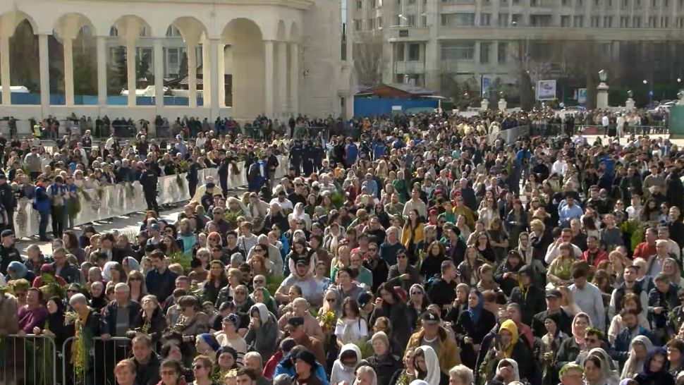 Mii de credincioși participă la procesiunea impresionantă de Florii din București