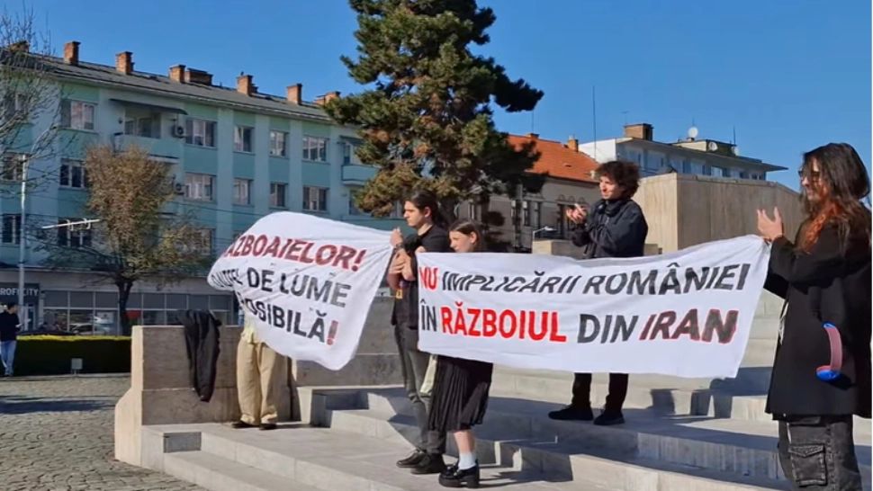 Protest la Cluj împotriva implicării României în conflictul din Iran: „Peste tot este sărăcie, se trăiește în datorie!”- VIDEO