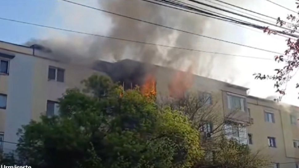 Bloc cuprins de flăcări în Craiova: zeci de oameni, evacuați de pompieri - VIDEO