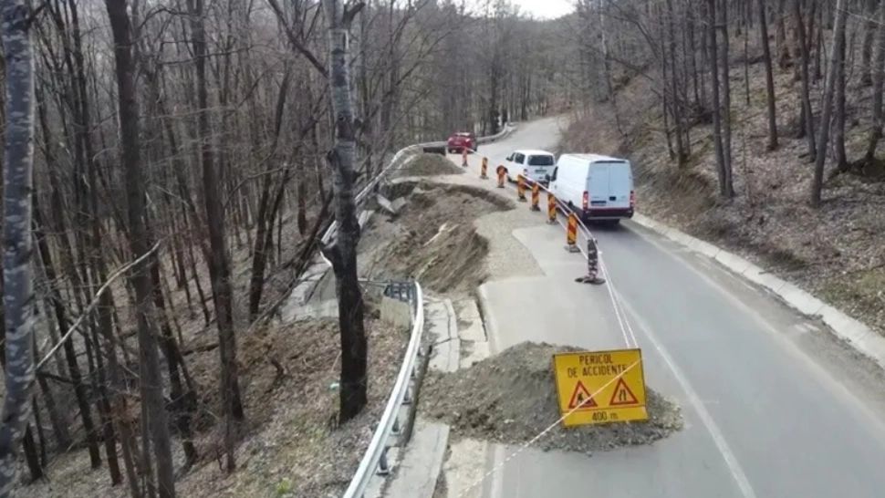 O comunitate întreagă din Buzău riscă să rămână izolată: drum modernizat recent, prăbușit pe o porțiune de 100 de metri