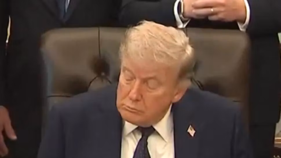 Donald Trump, surprins picotind în timpul unei conferințe la Casa Albă: momentul a devenit rapid viral VIDEO