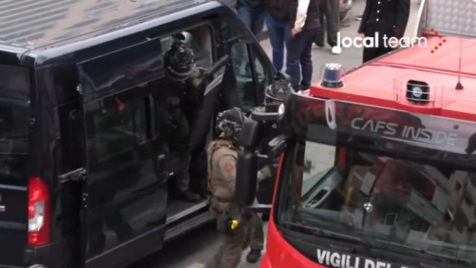 Jaf armat cu peste 20 de ostatici într-o bancă din Napoli: trei atacatori au fugit printr-un tunel VIDEO