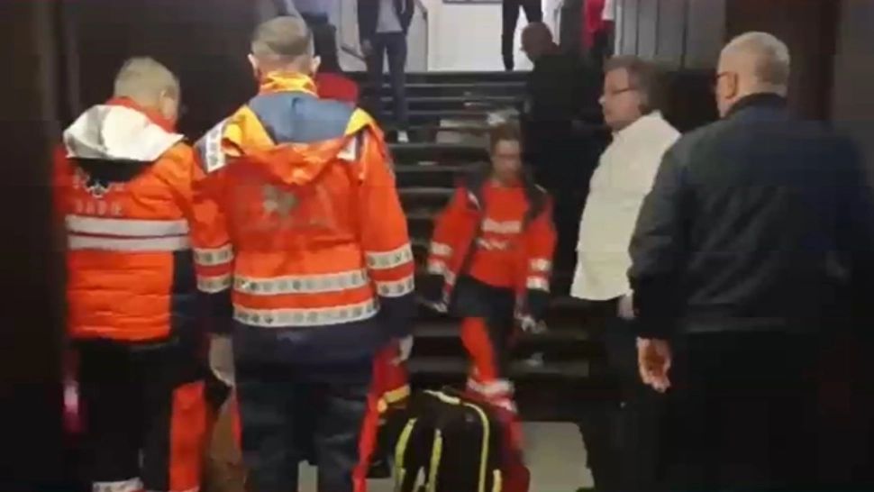 Pompier, luat cu ambulanța după ce i s-a făcut rău în sediul Primăriei Capitalei: bărbatul ar urma să fie concediat