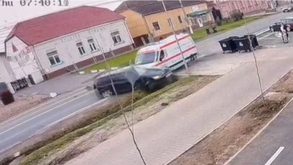 Ambulanță aflată în misiune, implicată într-un accident în apropiere de Timișoara