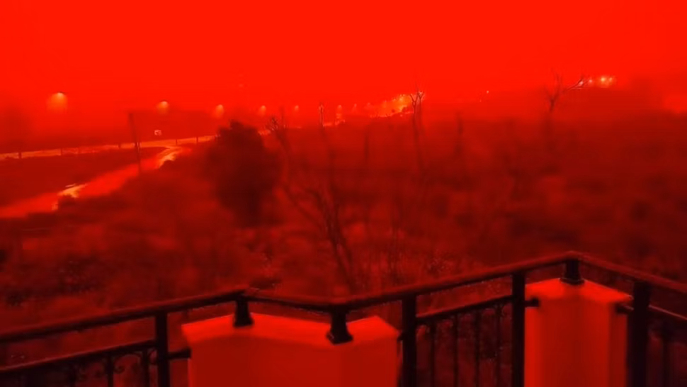 Peisaj de INFERN roșu în Creta, după o furtună de praf saharian. Zborurile au fost anulate, vârstincii cred că vine Judecata de Apoi - VIDEO