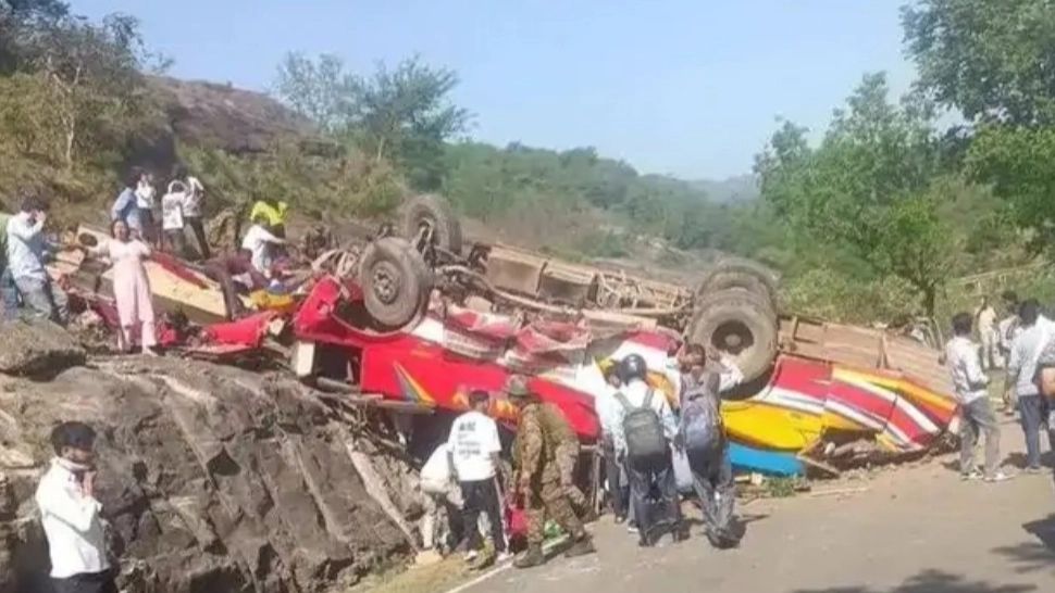 Un autobuz plin cu oameni a căzut într-o prăpastie, în India. Cel puțin 16 persoane au murit și alte zeci sunt rănite - FOTO&VIDEO