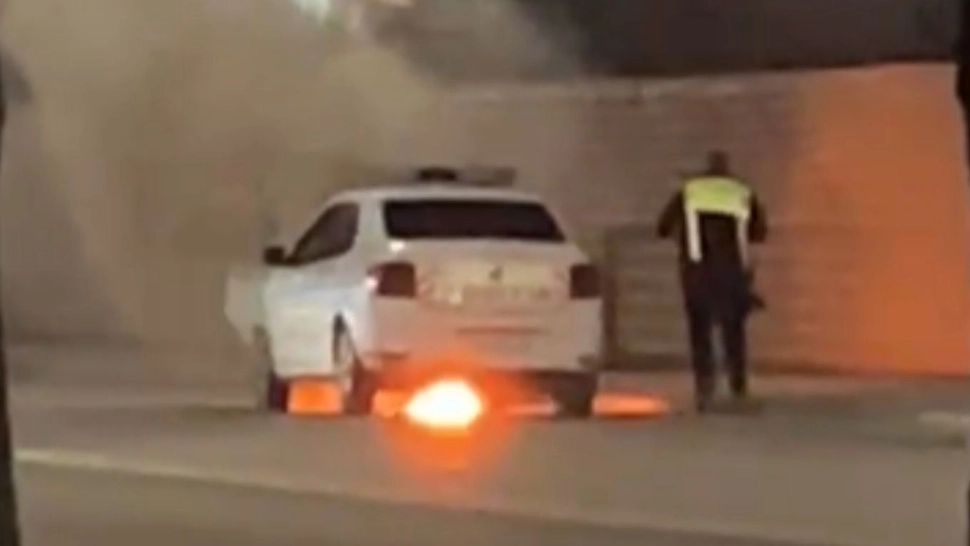 Mașină de poliție în flăcări pe un bulevard din Iași: intervenție de urgență a pompierilor - VIDEO