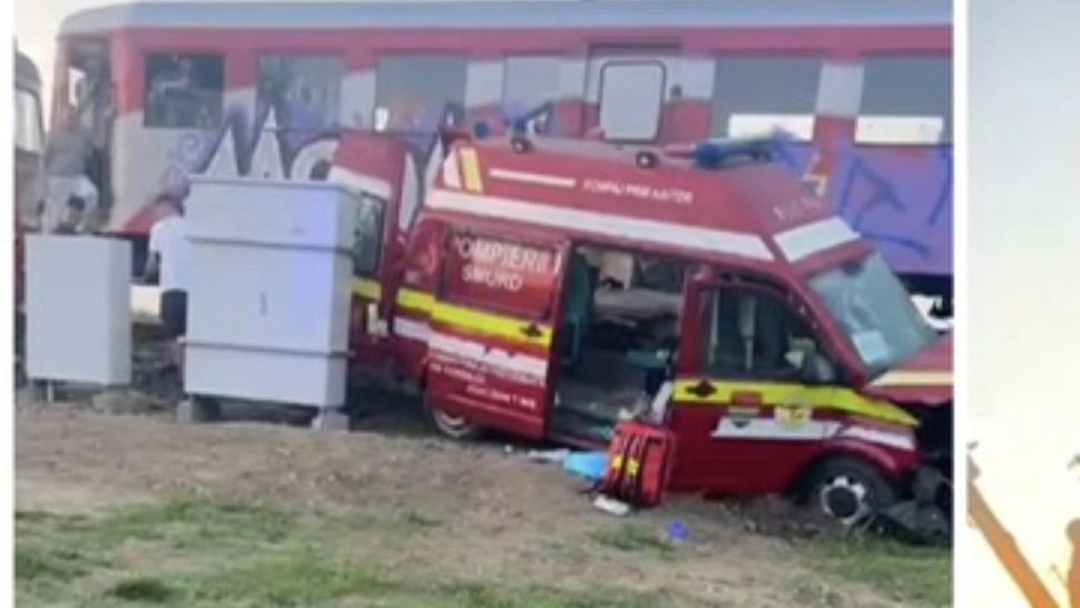 Ambulanță SMURD, lovită de tren în Timiș. Patru persoane au fost transportate la spital - VIDEO