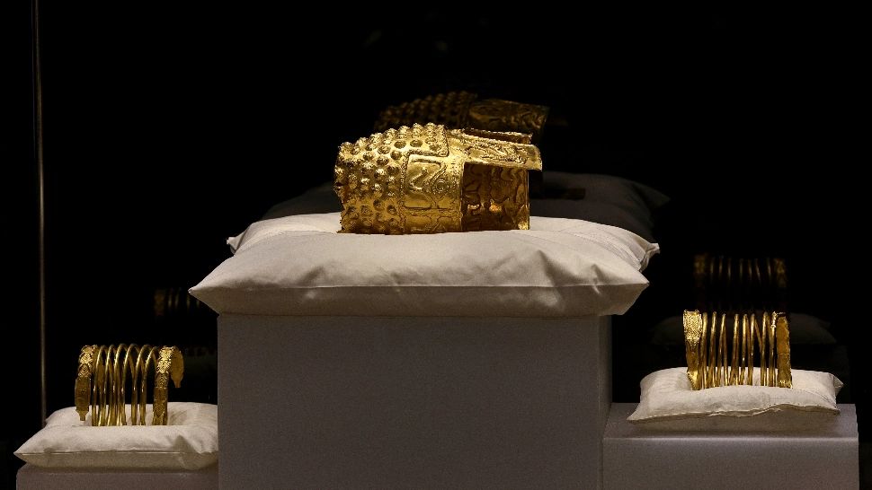 Coiful dacic și brățările de aur au ajuns la Muzeul Național de Istorie, în țară, transportat sub pază maximă din Olanda - VIDEO