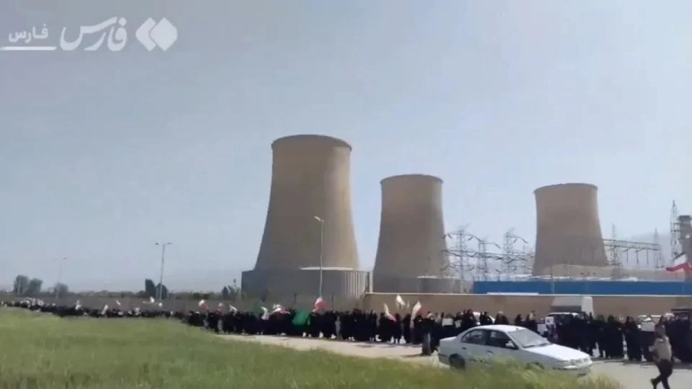 Iranieni formează lanțuri umane pe poduri, după amenințările lui Donald Trump privind distrugerea infrastructurii