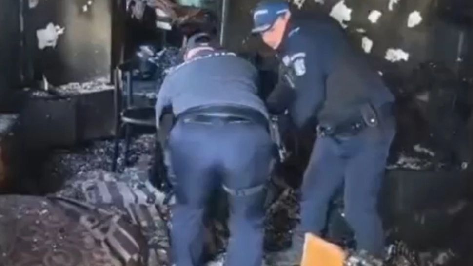 Intervenție de salvare în Teleorman: o femeie a fost scoasă dintr-o casă în flăcări de un jandarm și un polițist