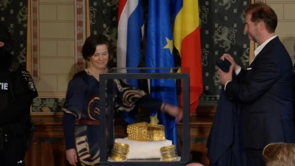Coiful dacic furat în Olanda a fost recuperat. PRIMELE IMAGINI, momentul dezvelirii tezaurului a fost primit cu aplauze- VIDEO