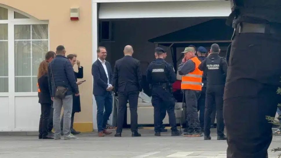 Evacuare în forță dintr-o vilă monument din Timișoara, ocupată ilegal de un om de afaceri. Primarul Dominic Fritz, prezent la intervenției – VIDEO