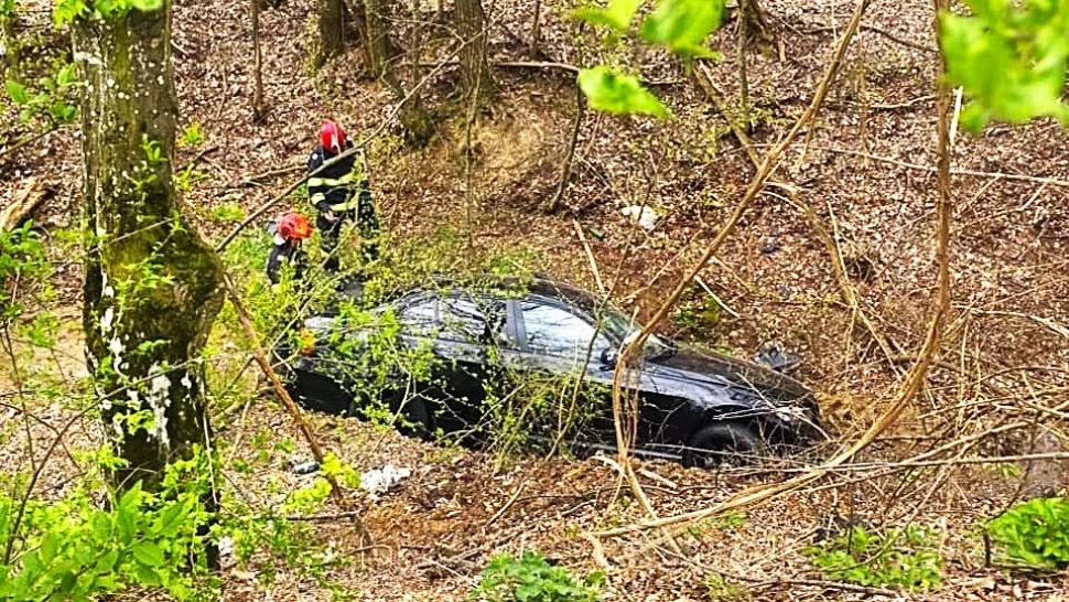Șofer rănit după ce a pierdut controlul volanului și a ajuns cu mașina în pădure: accident spectaculos în Argeș