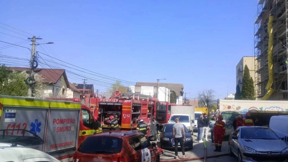Incendiu într-un bloc din Sibiu: peste 20 de oameni evacuați. Mai multe persoane au ajuns la spital
