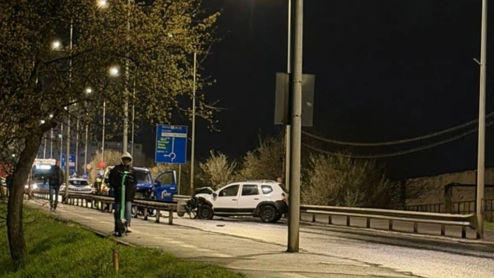 Accident grav în Sibiu: cinci persoane implicate, două minore rănite. O șoferiță băută a pierdut controlul mașinii