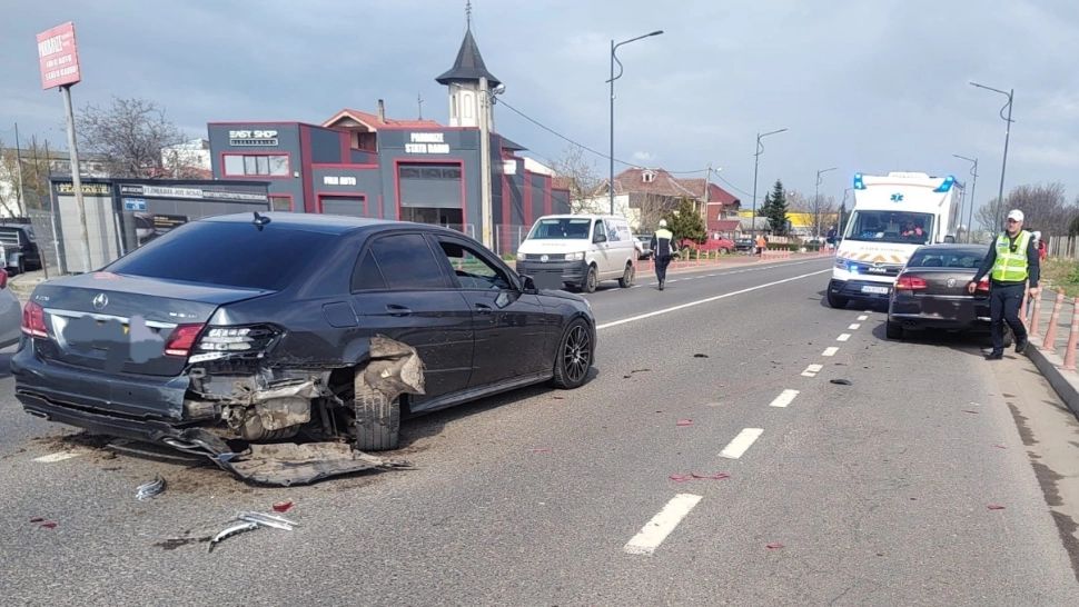 Grav accident în Focșani: un copil a scăpat ca prin minune datorită scaunului auto. SAJ Vrancea: „Dispozitivele de siguranță salvează vieți”