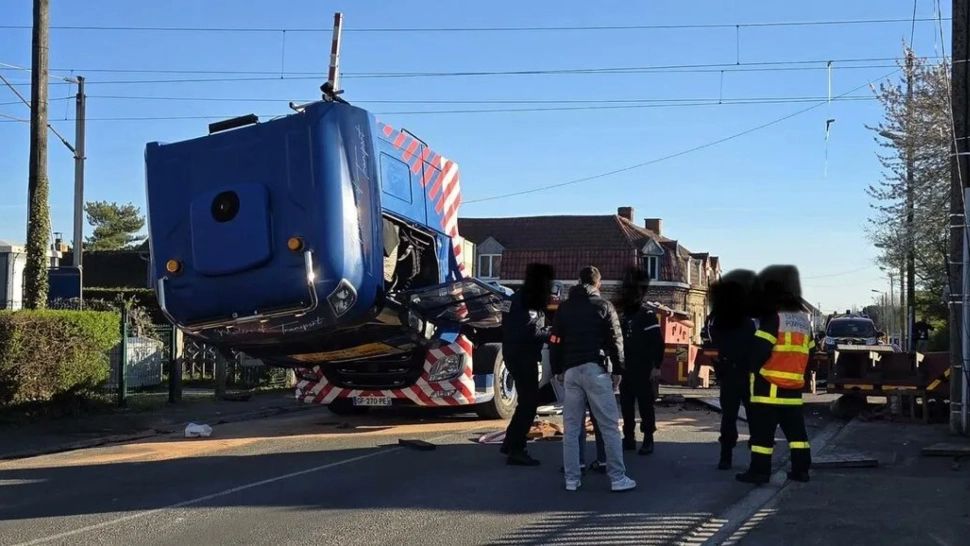 Carnagiu în Franța. Cel puţin un mort şi 27 de răniţi, după ce un tren de mare viteză a lovit un camion al armatei -FOTO 