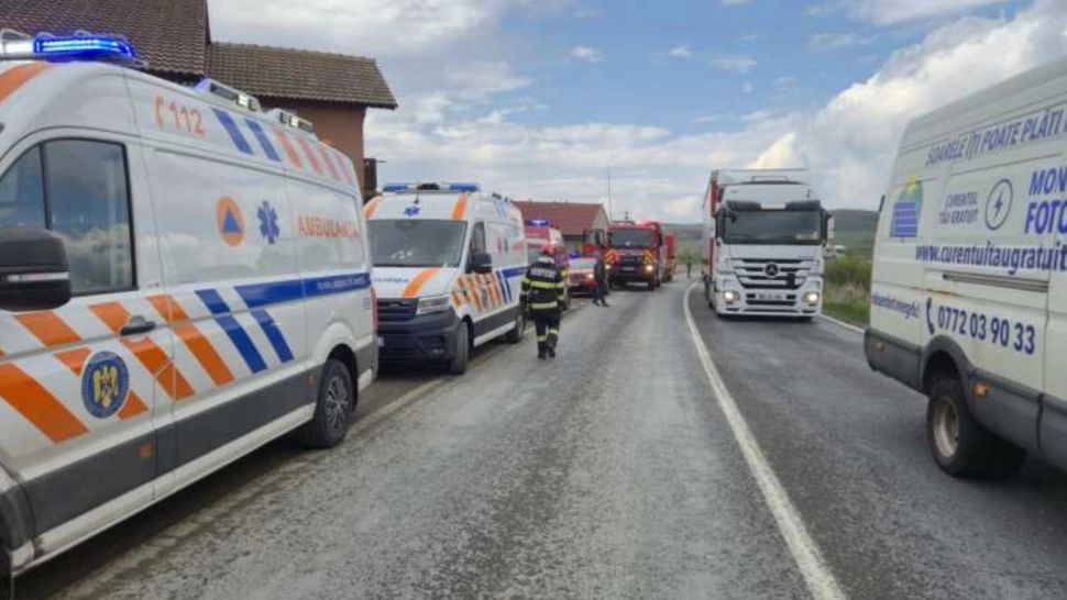 Accident rutier grav pe DN7, la Boița. Șase persoane implicate, un copil transportat la spital