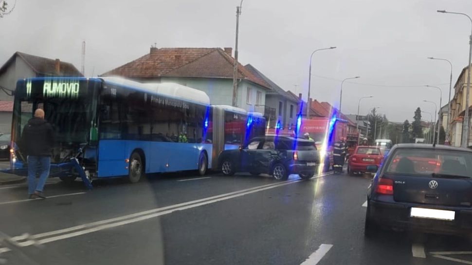 Trafic îngreunat în Sibiu. Accident între un autobuz și două mașini pe Șoseaua Alba Iulia