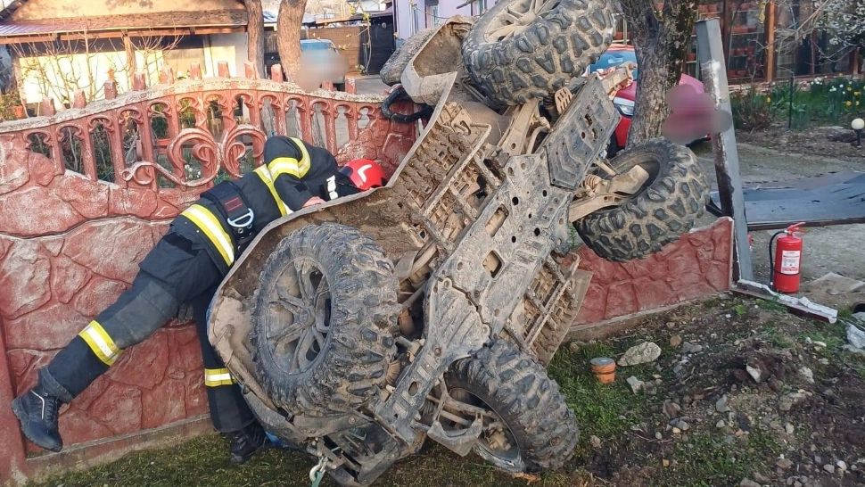 O persoană a fost rănită după ce a intrat cu ATV-ul într-un gard, în Costești