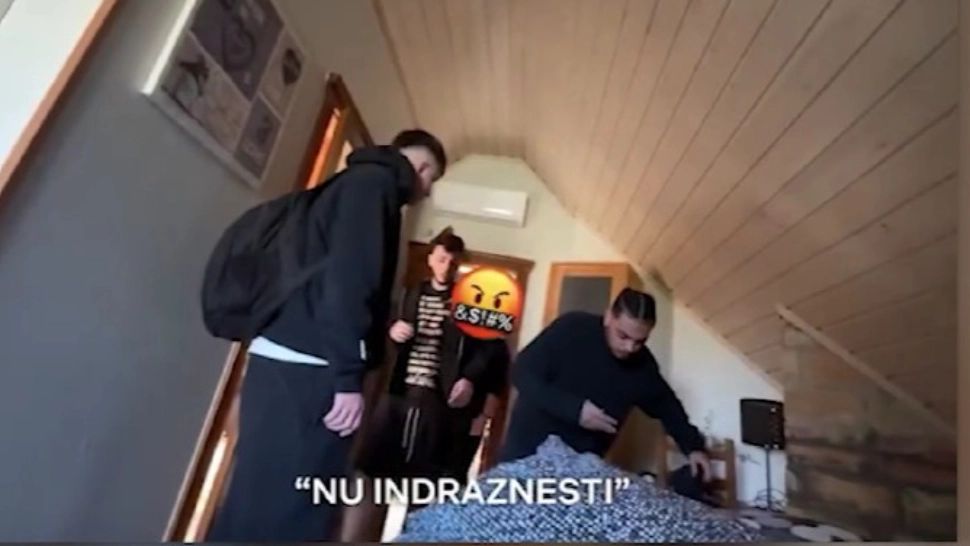 Cântăreț controversat, scandal într-un hotel de lux