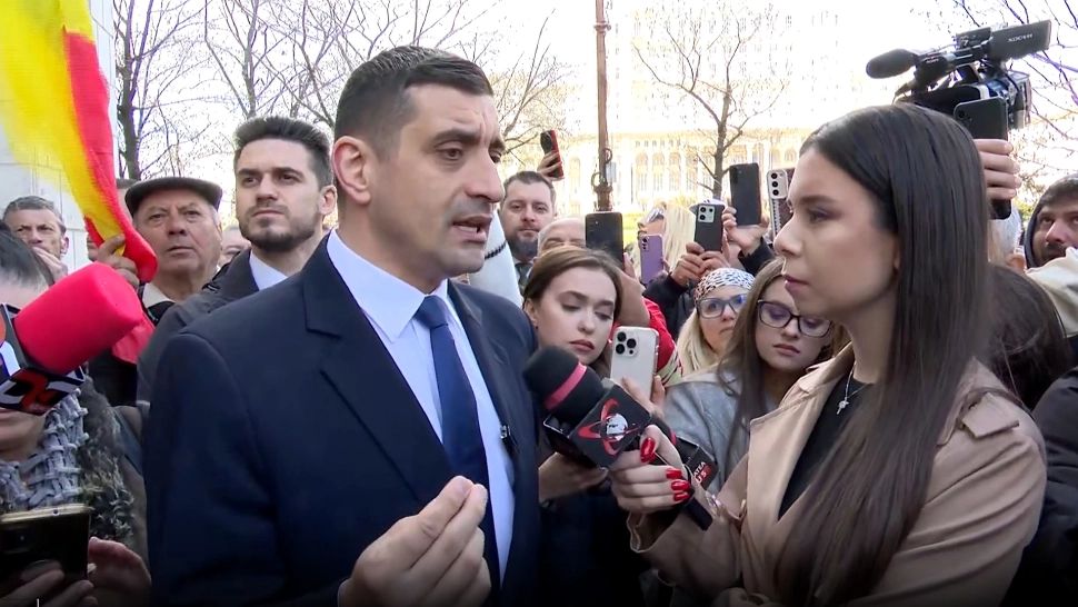 George Simion, la protestul din fața CNA: "Decizia închiderii Realitatea PLUS e motivată politic. E un atac la democrație"