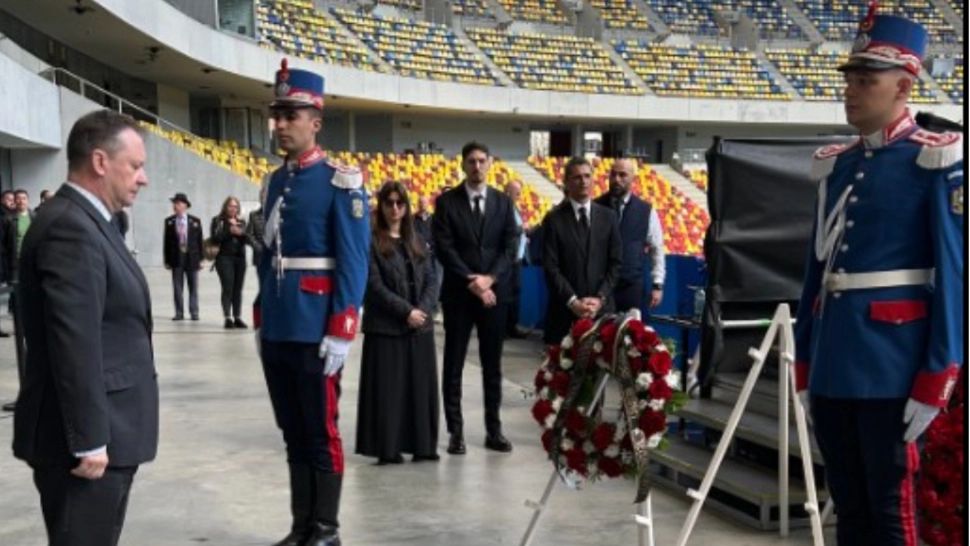 Ambasadorul Ucrainei, omagiu la catafalcul lui Mircea Lucescu: ”Memorie luminoasă marelui antrenor și om”-FOTO
