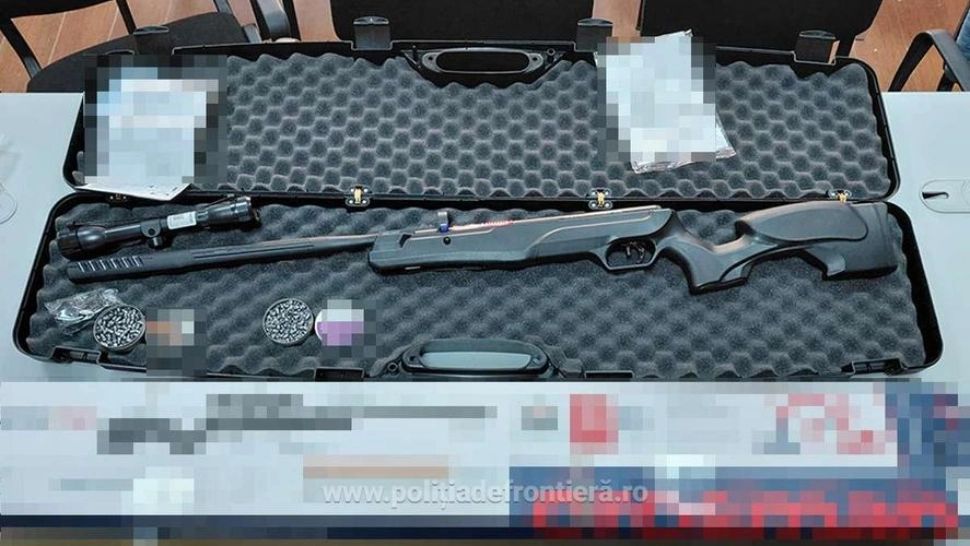 Descoperire șocantă la controlul vamal, pe aeroportul din Cluj: o armă cu aer comprimat și 200 de cartușe, găsite într-un colet din Cehia