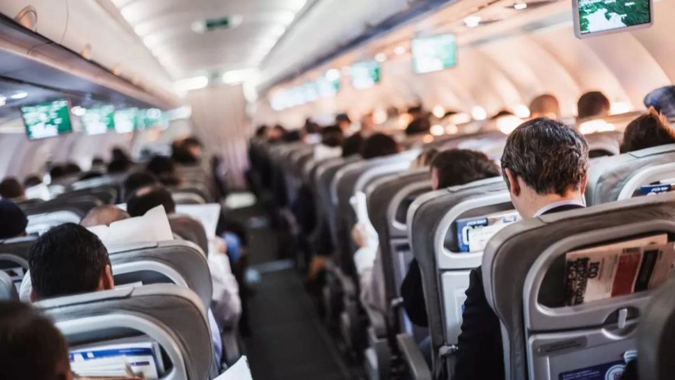 Cum scapi de durerea de urechi în timpul zborului. Trucurile simple pe care trebuie să le știi atunci când călătorești cu avionul