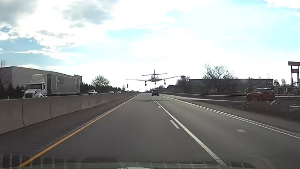 Aterizare miraculoasă pe o autostradă aglomerată. Un pilot de 65 de ani a evitat o tragedie în Pennsylvania VIDEO