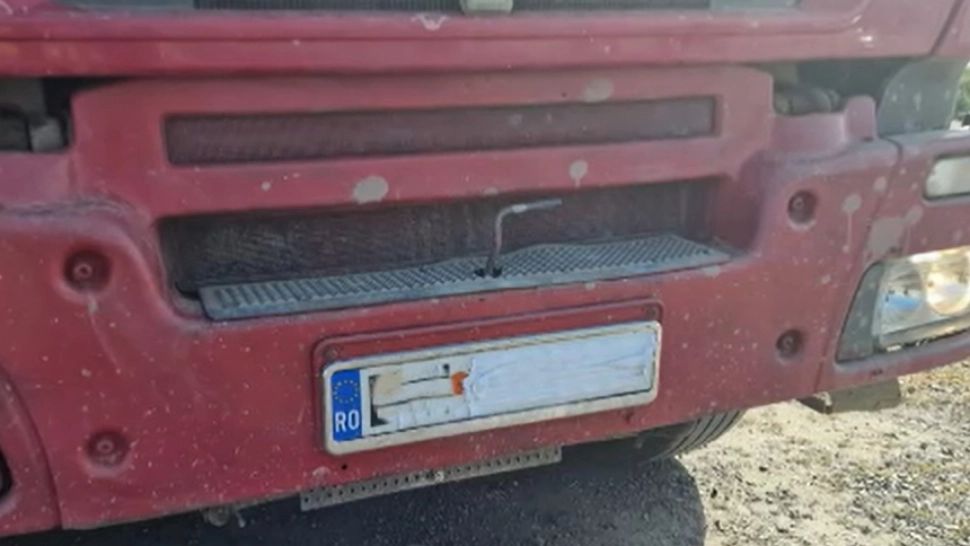 Și-a acoperit numerele de înmatriculare cu bandă pentru a fenta de taxa de drum. Polițiștii i-au aplicat o amendă usturătoare