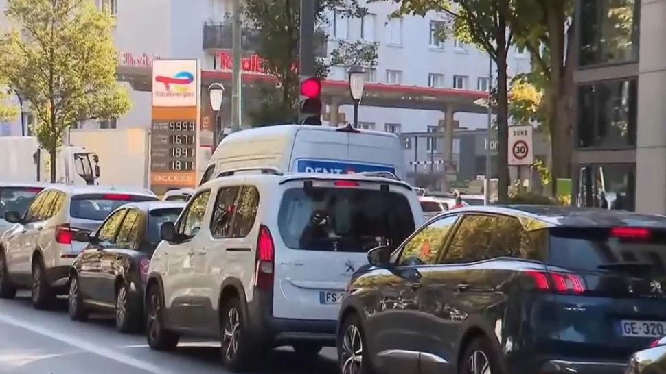 Țara europeană în care benzinăriile au rămas fără combustibil. Cozile la benzină sunt mai lungi ca la noi pe vremea lui Ceaușescu - VIDEO