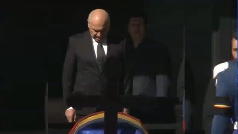  Ilie Bolojan, la catafalcul lui Mircea Lucescu. Premierul României i-a adus un ultim omagiu legendarului antrenor 