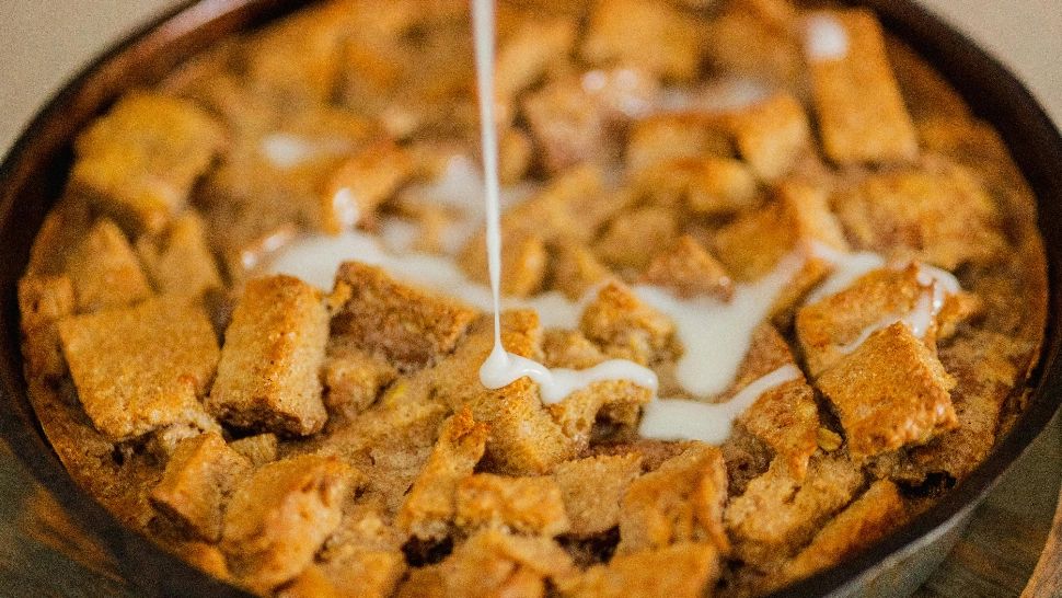 Budincă din felii de cozonac. Un desert rapid făcut din cozonacul rămas de la sărbători