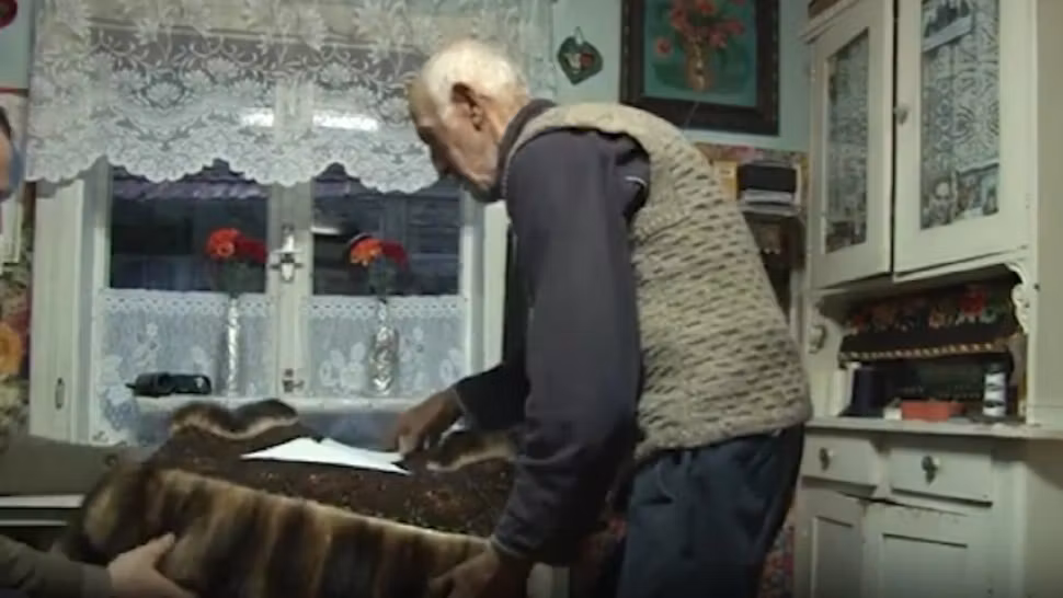 O viață între ac și ață: povestea ultimului cojocar