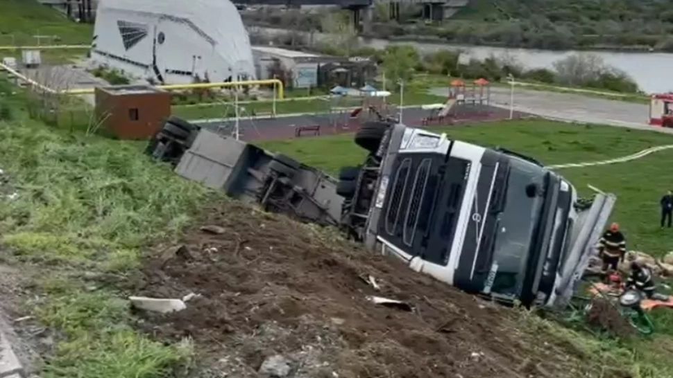 Un camion cu oi s-a răsturnat în Năvodari: peste 160 de animale au murit în urma impactului. Șoferul a scăpat nevătămat