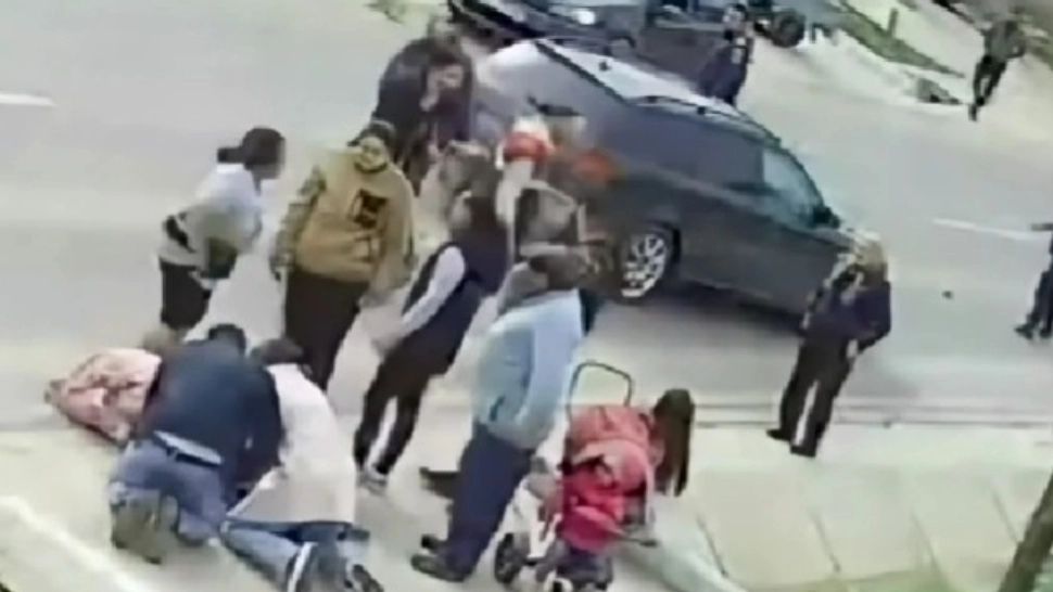 Accident dramatic în Bacău: un copil de 4 ani, lovit de mașină după ce a fugit pe șosea. Intervenție rapidă a unui polițist și a unei studente la Medicină