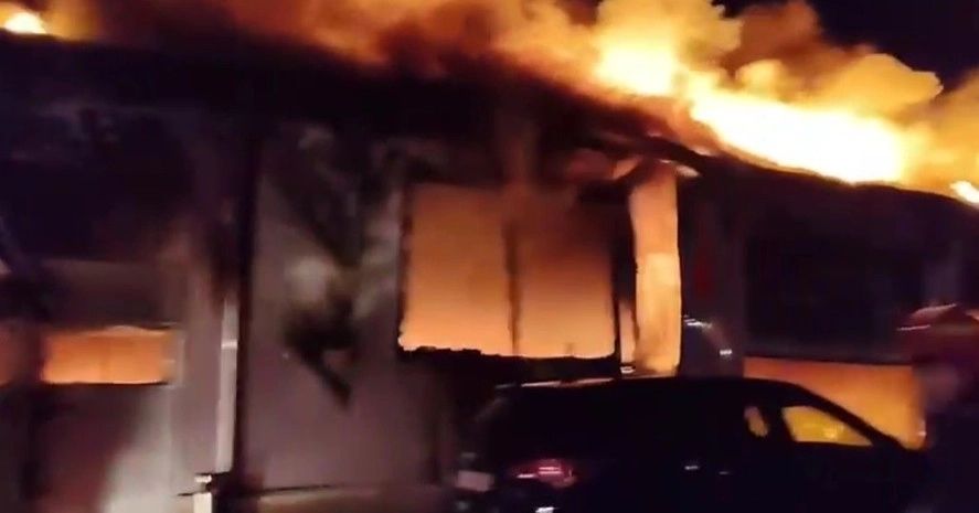 Incendiu puternic la un service auto din Galați: o persoană, grav rănită. Intervin pompierii | VIDEO