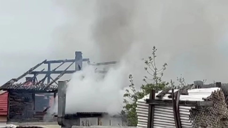 Incendiu violent la o vopsitorie auto și o casă din județul Cluj! Risc de explozii: pompierii au evacuat mai multe butelii VIDEO