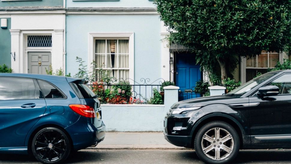 Gata cu mașinile parcate pe trotuar. Primăria Capitalei vine cu măsura care schimbă tot