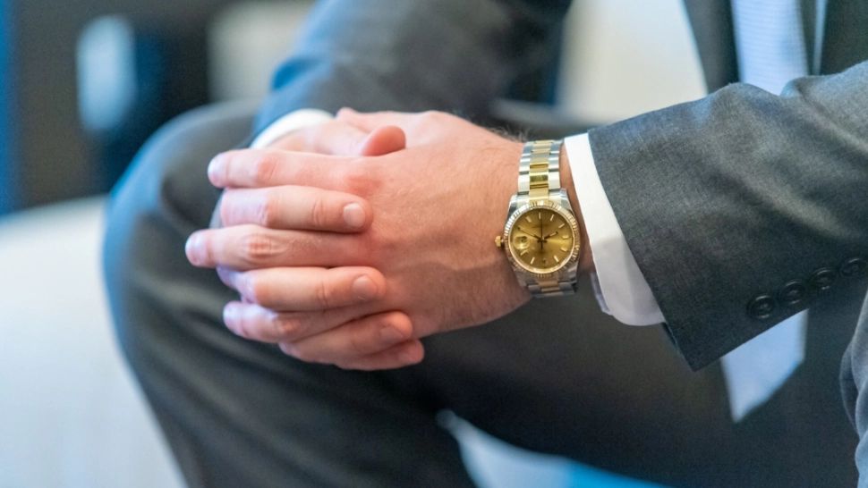 ANAF scoate la vânzare bunurile politicienilor. Cât costă ceasurile lui Blejnar, mașina lui Pescariu sau apartamentele lui Vanghelie