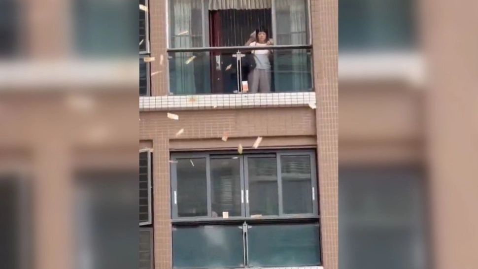 Scene incredibile: o femeie a aruncat peste 160.000 de dolari de la balcon după o ceartă cu soțul. Cum au reacționat trecătorii 