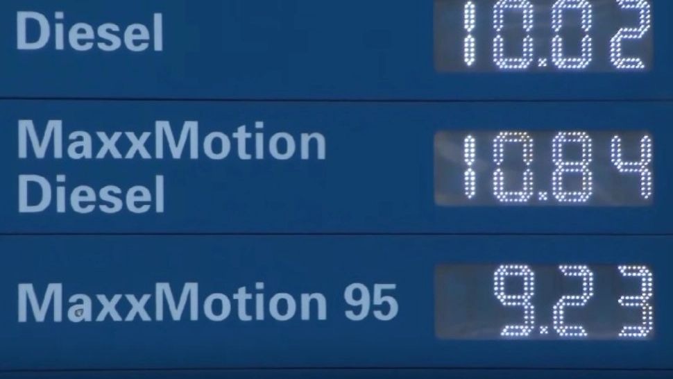 Prețul petrolului a scăzut cu 15%. La pompă nu există diferențe